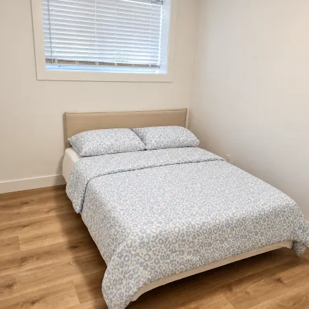 Brand New Spacious 2BR & Large Den Bright Suite, Laundry, 75" TV, Dishwasher, 4min to Bus Shops