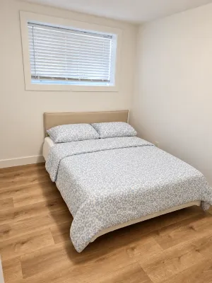 Brand New Spacious 2BR & Large Den Bright Suite, Laundry, 75" TV, Dishwasher, 4min to Bus Shops - parking