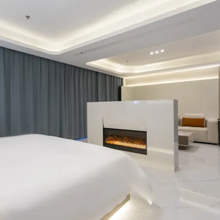 Huaji Wenyue Hotel (Weifang Minzhu Street North High-speed Railway Station)