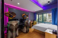 TT E-sports Homestay (Guangzhou Baiyun Railway Station Baixin Plaza) - Inns