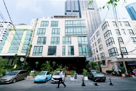 Sacha's Hotel Uno