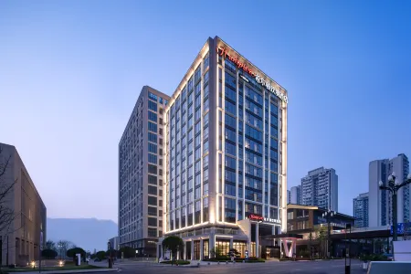 Hampton by Hilton Yibin Railway Station Отели рядом с достопримечательностью «China Yibin Yangtze River Landmark Square»