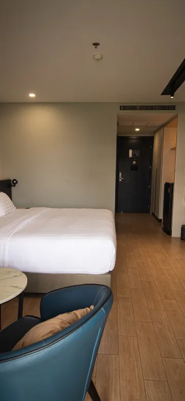 ห้องพรีเมียมดับเบิล วิวสระว่ายน้ำ (มีหน้าต่างและเครื่องปรับอากาศ)