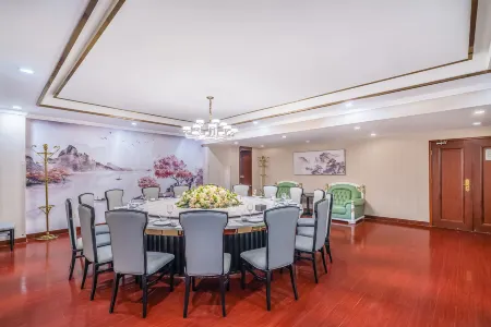 Mayfair Celebrity Hotel Отели рядом с достопримечательностью «Taida Financial Plaza E3AB»