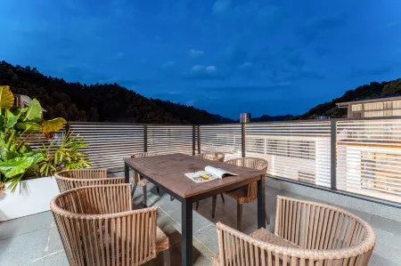 Floral Hotel·Luanchuan Guanshan Moon Homestay (Laojunshan Zhongling Cableway Store) Отели рядом с достопримечательностью «Ji Guan Cave»