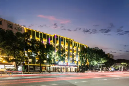 Borrman Hotel (Wuhan Wenhua Avenue Zhongbai Plaza) Отели рядом с достопримечательностью «Wuhan Institute of Engineering and Technology Teaching Building 3»