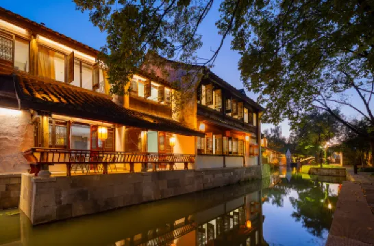 花築·鑑水閣·越韻千年·閒庭雅聚美宿(鑑湖柯巖景勝地) 紹興柯岩風景区周辺のホテル