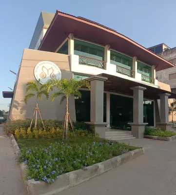 Mayflower Grande Suite Hotel Các khách sạn gần Wat Khuan Khan