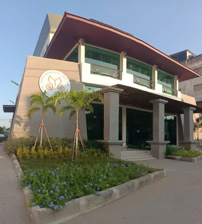 Mayflower Grande Suite Hotel Отели рядом с достопримечательностью «Wat Phra Si Rattana Mahathat»