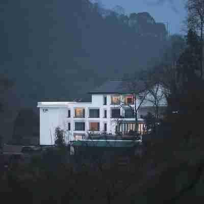 Trip.com Group Country Retreats (Mount Emei Yixi-Qingyin Joint Resort) Hotel Exterior