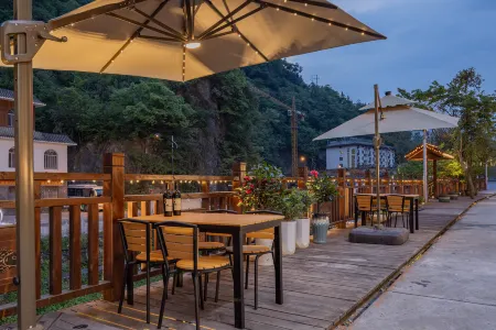 Monkey Отели рядом с достопримечательностью «Muyu Town»