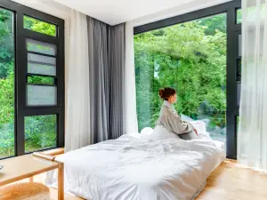 Qingcheng Mountain YINGXIGU Valley Forest Private Tang Cinema Hotel