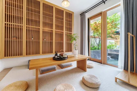 Spring Not Late Homestay Отели рядом с достопримечательностью «Eye of Mount Taibai»