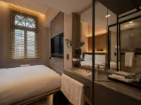 Claude Hotel - Newly renovated Hotels near Maxwell Chambers