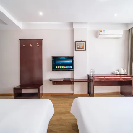 Golden Crown Business Hotel (Xinyang Railway Station, Tianrun Plaza)