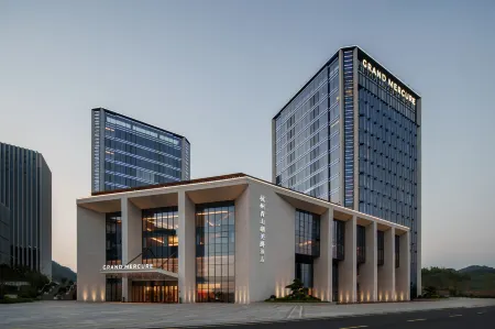 Grand Mercure Hangzhou Qingshan Lake Отели рядом с достопримечательностью «Zhejiang A & F University Yijin Campus»