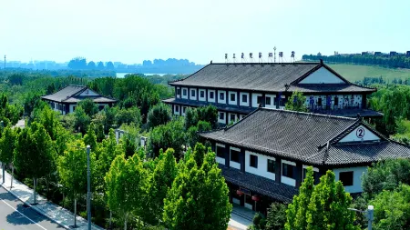 Tai 'an Moyu Porcelain Pleasant Art Hotel (Taishan Peach Blossom Valley Mountain Entrance Store) Отели рядом с достопримечательностью «Taishan University Sports Science Department»