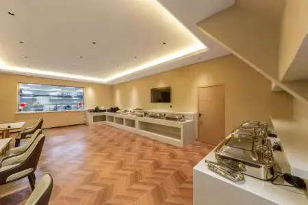 Zhixuan Boyue Hotel (Zhenglan Banner Bus Station)