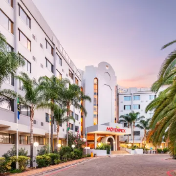 Mövenpick Hotel Windhoek Отели в г. Виндхук