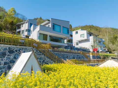 Ruo Yin. Home Stay