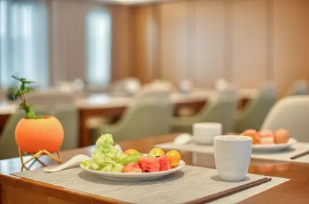 Shaoxing Cangqiao Straight Street Radisson Sega Hotel (Lu Xun Hometown) Отели рядом с достопримечательностью «Lu Xun Ancestral Residence»