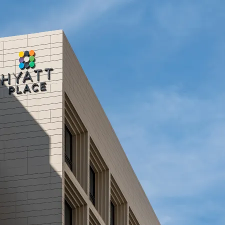 Hyatt Place Bangkok Sukhumvit 1 Отели рядом с достопримечательностью «Пирс Witthayu»