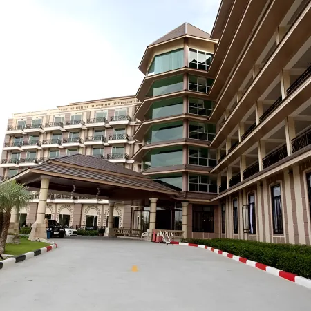 J&Y Lodge Hotel Отели рядом с достопримечательностью «Замок Амата»