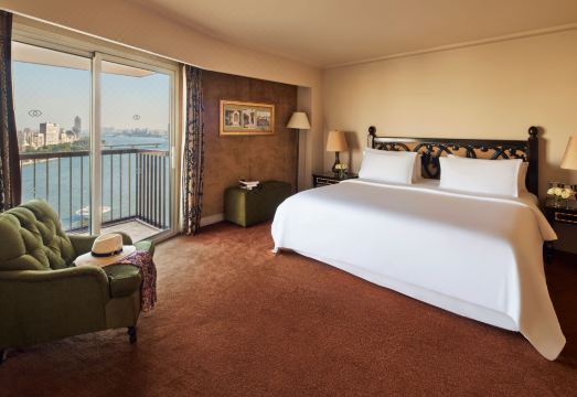 [소피텔 카이로 엘 제지라의 고급스러운 침실 인테리어]