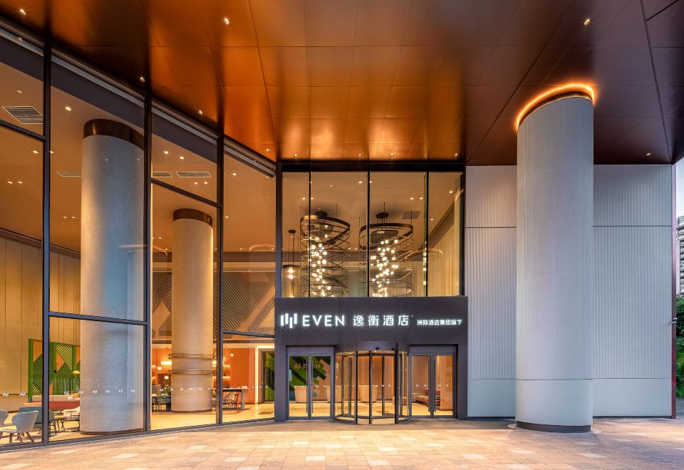 항저우 인타이청 이븐 주뎬의 깔끔하고 모던한 객실 내부 이미지