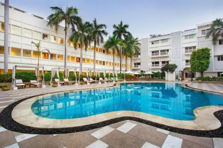 The Claridges New Delhi - Preferred L.V.X. Collection Отели рядом с достопримечательностью «Сансад Бхаван»