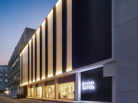 SFEEL Designer Hotel (Wuhan Donghu Hubei Provincial Museum Branch) Отели рядом с достопримечательностью «Library of Faculty of Information Sciences»