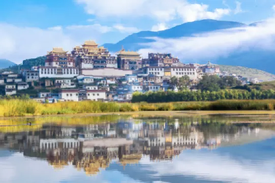 德吉·迦嵩措丨Shangri-La·心靈祕境藏式供暖美宿（松贊林寺店） 鄰近松贊林景區的酒店