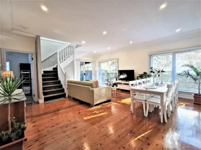 Sydney Meets Miranda, Comfy 4 Bedroom home,7 beds 로열 내셔널 파크 코스털 워크 주변 호텔