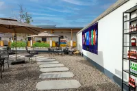 North Latitude 43° Homestay - bar