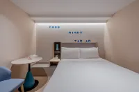 홈인 · neo (상하이 중후이 플라자 진차오 지하철역) 자유 건담 조형물 주변 호텔