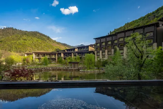 Hilton Jiuzhaigou Resort Отели в г. Цзючжайгоу