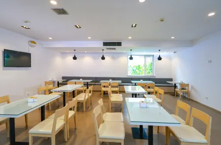 YiJu Hotel (Kaiyuan Jiefang Road) Отели рядом с достопримечательностью «Chongshou Pagoda»