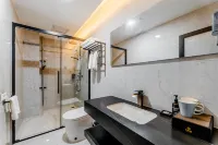 Longchuan Yibao Hotel