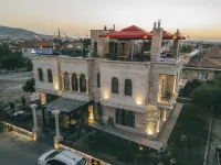 Leda Stone House - parking