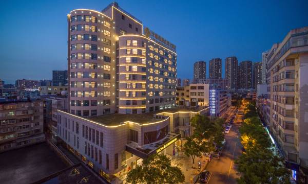 Yunnan Weiju Golden Eagle Grand Hotel (Kunming Railway Station Shuangqiao Night Market Style Street)