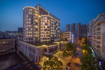 Yunnan Weiju Golden Eagle Grand Hotel (Kunming Railway Station Shuangqiao Night Market Style Street) Hotels in Kunming International Convention and Exhibition Ce