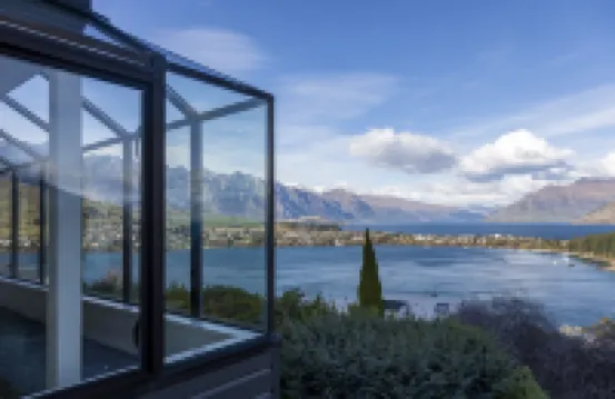 QT Paradise: Panoramic Views & Elegant Comfort