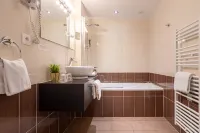 Contact Hotels 金色石頭飯店 - SPA