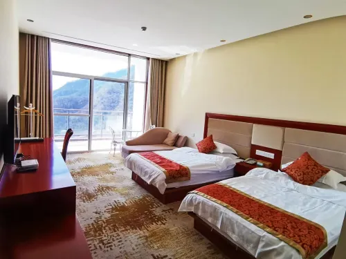 Yuexi Mingtangshan Hotel - parking