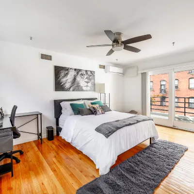 Modern 3BR Townhouse with Private Rooftop & Parking Minutes to NYC Hoboken Historical Museum周辺のホテル