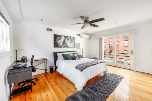Modern 3BR Townhouse with Private Rooftop & Parking Minutes to NYC - 3 tähden