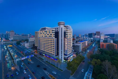 Lichun Rui-Xuan Hotel, Hongshan Square Subway Station, Wuchang Station, Wuhan. - parking