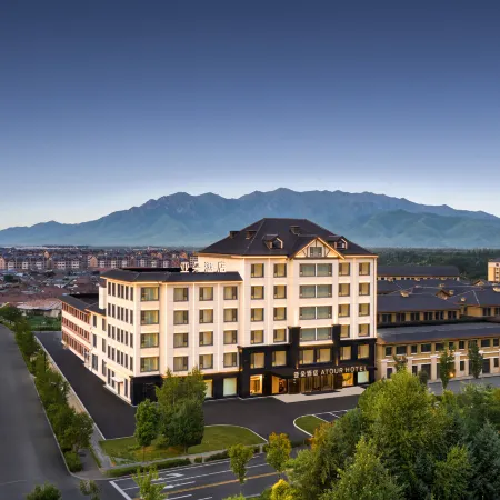 Changbai Mountain North Slope Distribution Center Yunding Market Atour Hotel