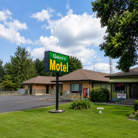 Queen's Motel Blenheim Near Lake Erie ON