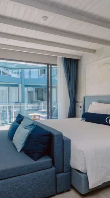 ห้องดีลักซ์เตียงใหญ่หรือเตียงแฝดติดสระว่ายน้ำ